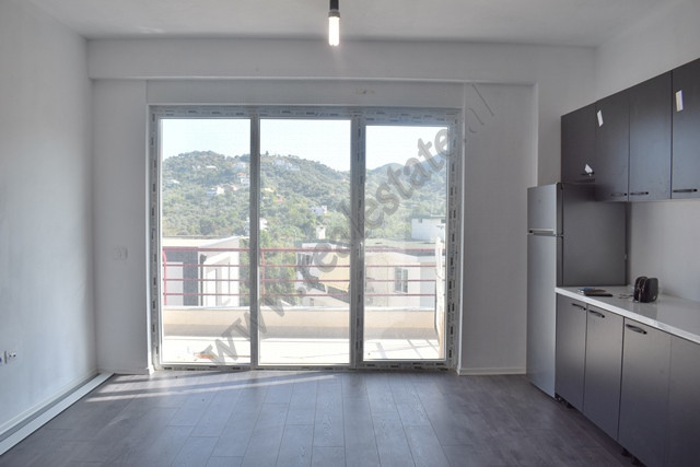 Apartament me qira ne rrugen Hamdi Sina ne Tirane.&nbsp;
Apartamenti pozicionohet ne katin e 5 te n